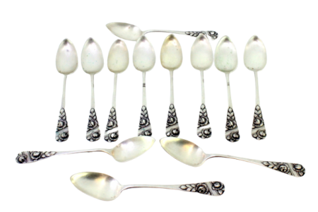 Conjunto de doze colheres de sobremesa em prata com flores reveladas nos cabos